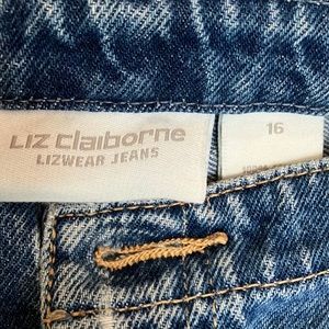LizClaiborne Lizwear jeans, 16s. Straight leg with cuff slit. 5pocket. Mid rise.